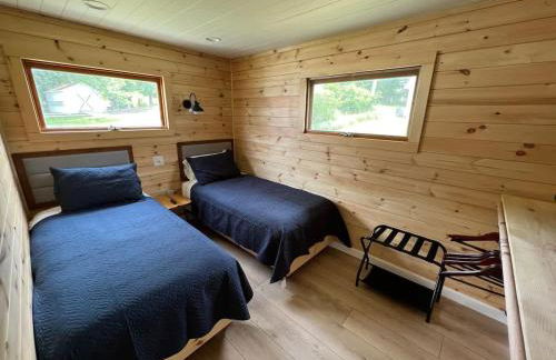 'Lakeside' Cottage with porch and sandy beach - Photo 8