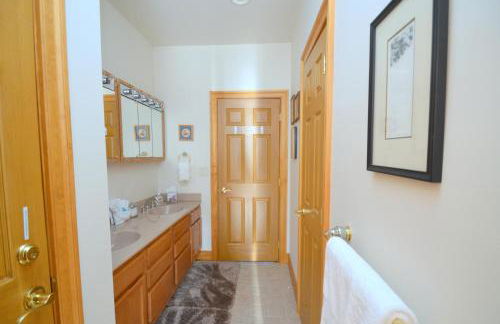 Redbud Keep - Unique Features, Movie Set Decor, Grill, Wifi, Family Friendly, Hiking, Billiard Table, Movie Theater Room, Fireplace, Golfing, View, 2 King Beds - Foto 48