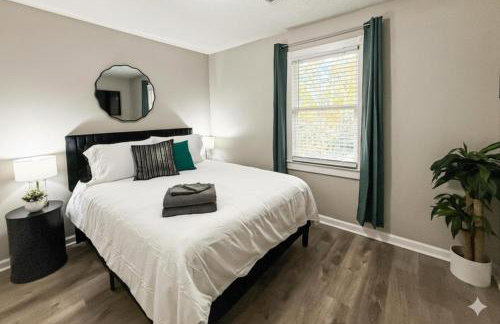 King Bed! Soaking tub! Fenced Yard w Screen Patio - Foto 37