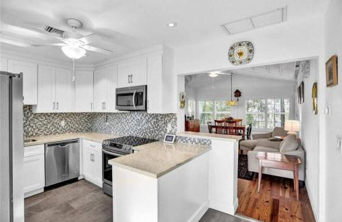 Chic Victoria Park Villa with Heated Pool and Spa - Foto 14