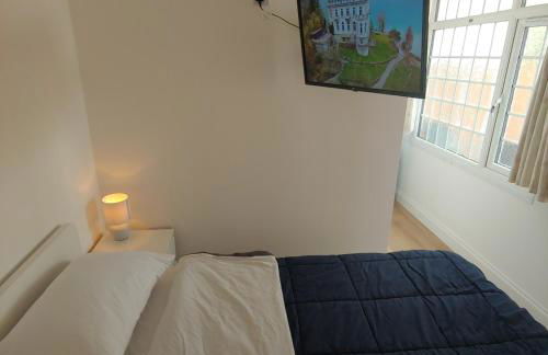 Self Contained, Double Bed Studio, private kitchen, private Bath, Walking distance to Harry Potter - Foto 22