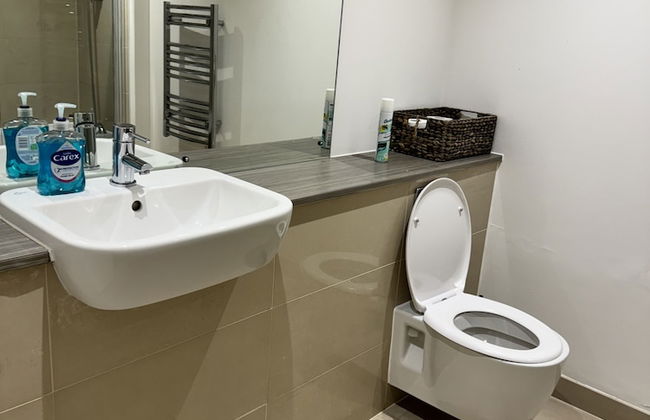 STUNNING 2 BED APARTMENT WITH PARKING - Foto 7