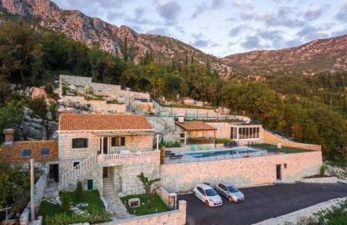 Breathtaking Scenic Villa with Pool - Photo 18