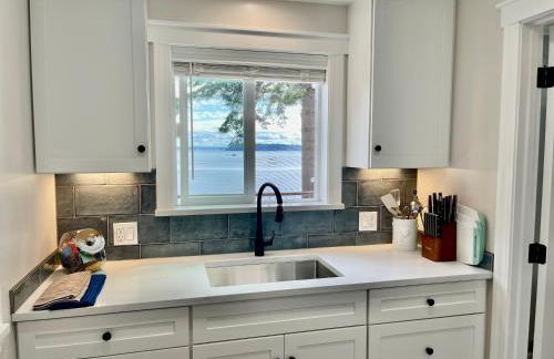 Puget Sound Chic Romantic Cottage with Private Beach Access & Gated Entry - Foto 19