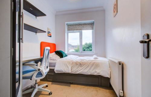 The Iver - 3BR - Spacious House - Free Parking - Photo 36