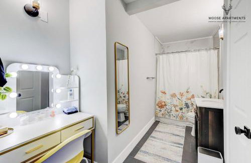 The Moose #9 - Brand New Luxe Modern loft with Free Parking, King Bed & Fast WiFi - Foto 21