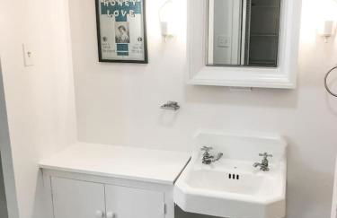 Charming Cottage w KING Bed 1m To Downtown - Foto 7