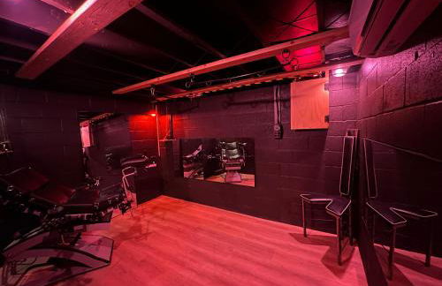 The Vault - Hidden Playroom For Couples - Private Hot Tub - Mountain Views - Riverfront - Foto 1