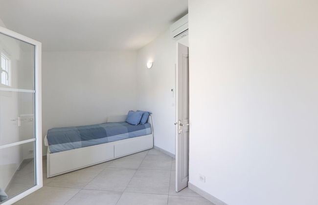 Superb Vacation Home With Pontoon - Photo 5