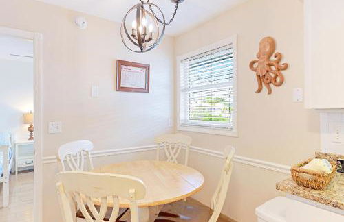 Newly remodeled 8-steps to sand path of Beach! Unit A - Foto 17