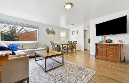 Family Perfect 4BR Home with Hot Tub, Pool Table, Fenced Yard, Cozy Fireplace, Mountain Views, Walkable Neighborhood, Near Parks, Dining, and Adventure - Foto 26