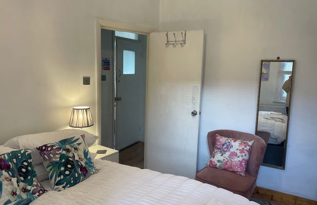 1 Bed Victorian Flat Sleeps 4 - Garden & Patio - Foto 6