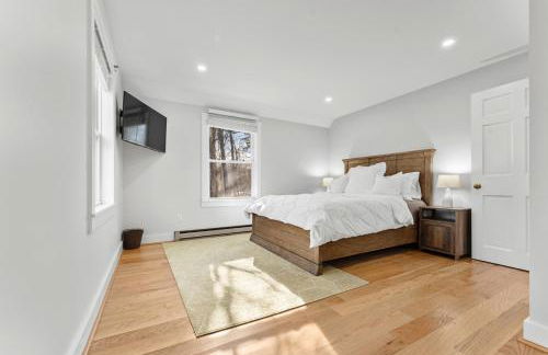 Family Getaway Walkable to Town - Foto 29