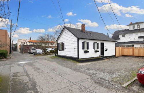 Downtown location Near the Beach Dog Friendly - Photo 54