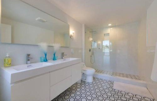 Cape Cod Home w/Ocean View, Roof Top, Pool & Hot Tub - Photo 27