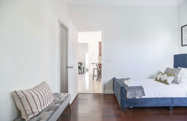 Elegant Retreat Modern Comforts, Prime Location - Photo 15