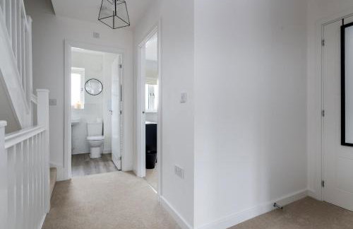 Spacious Milton Keynes Townhouse 2 Designated Parking Spaces Near Centre MK, MK Bowl, Universal Studios & Transport Links Ideal for Families & Contractors - Foto 13
