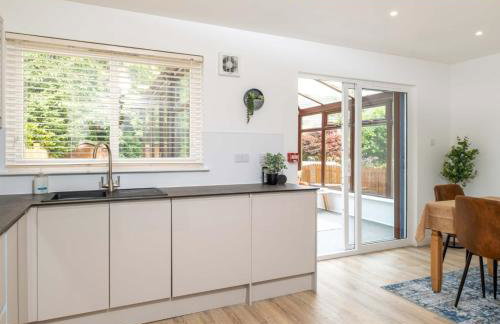 LANGLEY HOUSE Free Parking central LOCATION 5 bed all double with smart TV 3 BATHROOMS Loved by TRADES teams ideal for LONG STAYS contact langley cottages and apartments - Foto 1