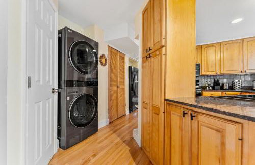 Patio Paradise Stylish 3BR Home with Gaming Room - Photo 43