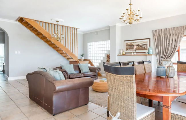 3 Bedroom Hilltop Home With Spectacular Views - Foto 15