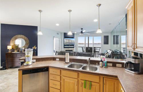 Nautical-Inspired Lakefront Unit w/ Awesome Views - Foto 14