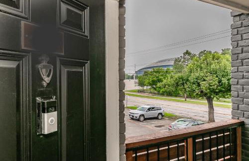 Cozy 2BR Farmhouse Apt - Sleeps 8 - FREE Parking! - Photo 38