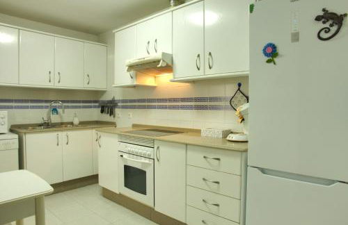 La Bodega del Mar - Luminoso y céntrico apto con piscina en verano y parking - Foto 11