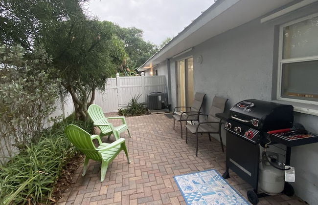 Tropical Theme Home Steps from the Beach - Foto 10