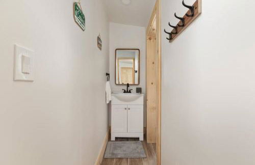 Lazy Lake 3BR Cabin w/ Mtn Views + Hot Tub +Wi-Fi - Foto 10