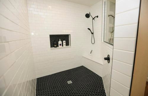 Riverfront Beauty with Pickle Ball Court - Foto 34