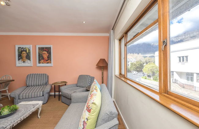 Vibrant and Safe 2 Bedroom Apartment - Photo 8