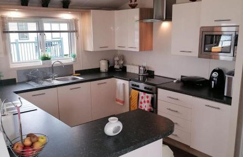 3-Bed Lodge with SeaView-Fireplace-Garden-FreeP - Photo 7