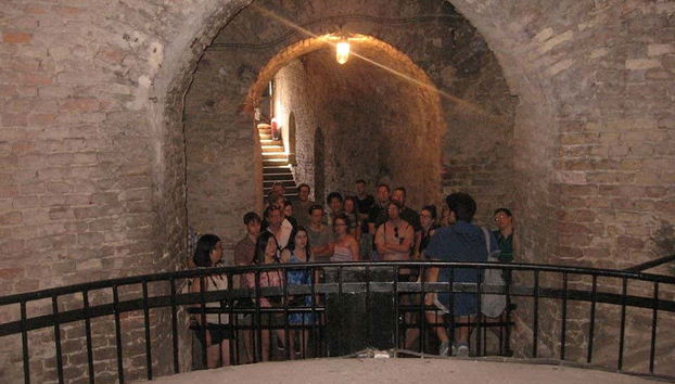 Suivez un guide dans les souterrains de Belgrade