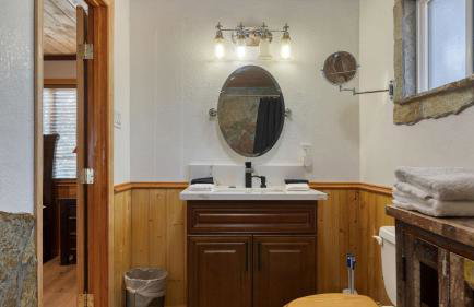 Pinetree Place by Avantstay Group Cabin w/ Hot Tub Minutes to the Lake - Photo 44