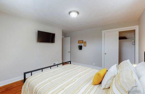 Steps to the HOF-Football Fans Dream Stay - Foto 5