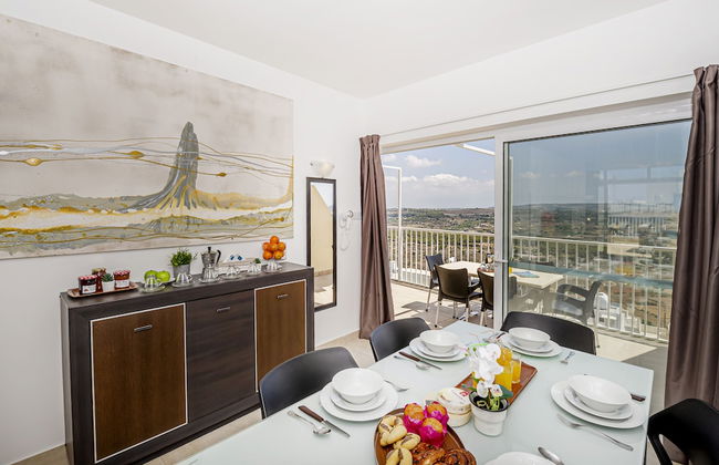 Summer Breeze Penthouse with large Terrace and Hot Tub by Getaways Malta - Foto 25