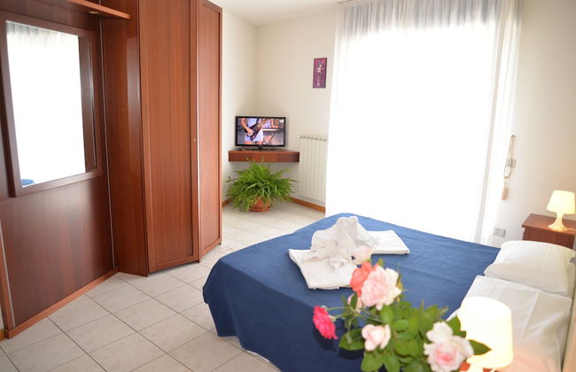 Room in Apartment - Two-room Apartment - Foto 2