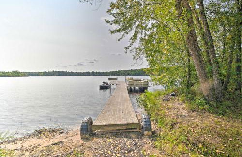 Lakefront Cabin with Fire Pit, Dock, and Boat Rental - Foto 32