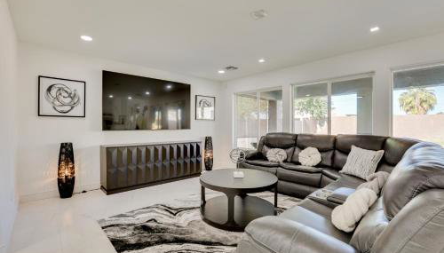 7 Mi to State Farm Stadium Family Home with Pool - Foto 3