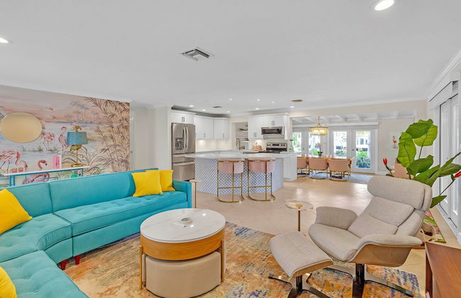 Flirty Flamingo Colorful Waterfront Escape w Pool - Foto 8