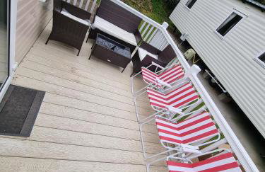 Cozy 3 bedroom Caravan, Sleeps 8, at Parkdean Newquay Holiday Park - Foto 10