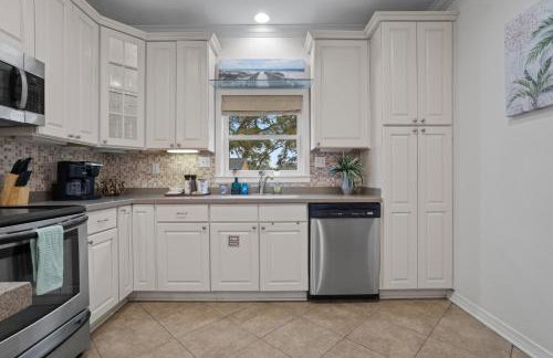 Steps from the Sand and Town Green - 2BR Coastal Retreat - Foto 16