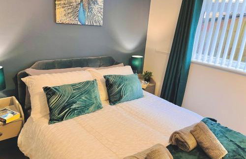 Lovely 4-bed home sleeps 8 Nr Bolton Stadium & M61 - Photo 15