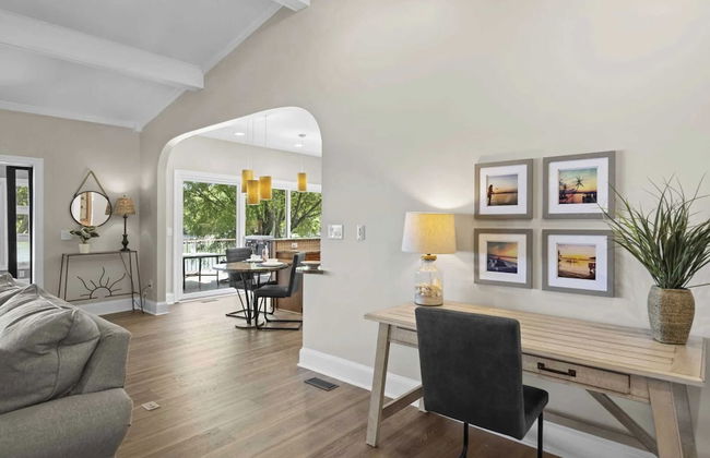 Water, Water Everywhere by Avantstay Pool + Dock - Foto 28