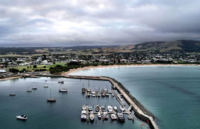 Hampton on Apollo - Ocean Mountain View Creekside Retreat Pet Friendly Free EV Charger Fireplace Wood Supplied During Winter - Photo 21