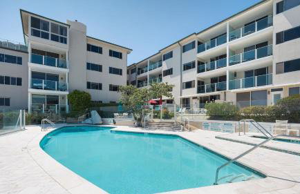 Oceanfront Gem w Balcony Pool Hot Tub Carbon Beach Access Bluewater Haven by AvantStay - Photo 24