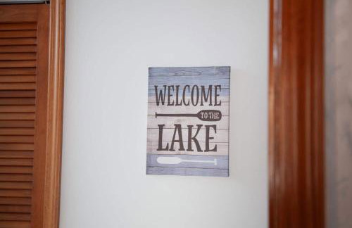 Katies Cottage Lakefront Stay with Hot Tub and Kayaks - Foto 15