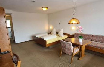 Doppelzimmer Heimatliebe mit schönem Balkon - Pension Hauber - Foto 9