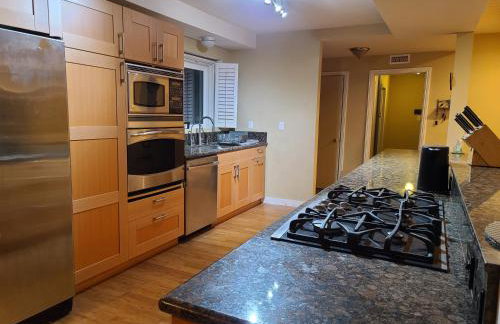Westside Retreat w Yard, Grill, Hot Tub, Near Sofi Stadium, LAX, and the Beach - Foto 9