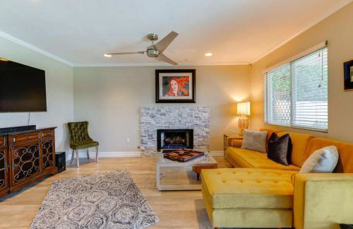 Lakefront Living! Huge Phoenix Home with Pool Table - Foto 1